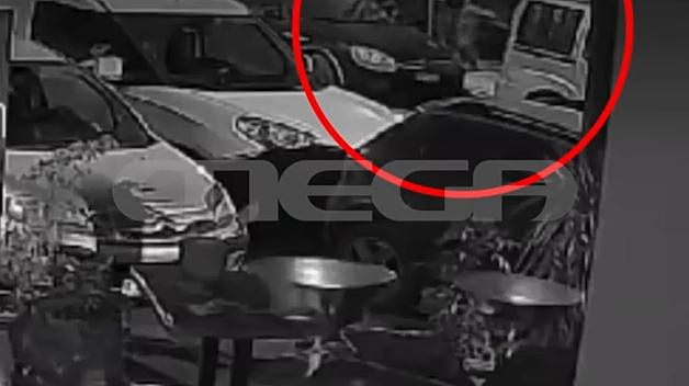 Αμπελόκηποι: Καρέ καρέ η στιγμή που η μεθυσμένη οδηγός πέφτει πάνω στα αυτοκίνητα