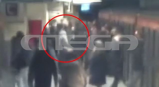 Συμμορία επιτέθηκε σε 20χρονο στο μετρό για να του αρπάξει την αλυσίδα από τον λαιμό – Βίντεο ντοκουμέντο