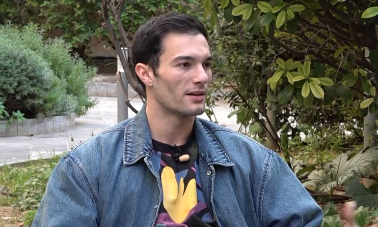 Νίκος Κοσώνας: Μιλά για την παράσταση που πρωταγωνιστεί και για την μητέρα του, Δάφνη Μπόκοτα