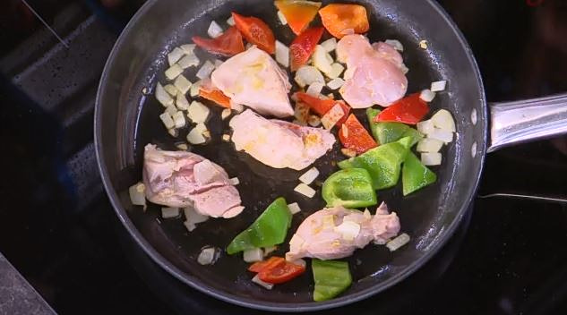 Ο Δημήτρης Σκαρμούτσος μάς ετοιμάζει μαροκινό κοτόπουλο με μπασμάτι