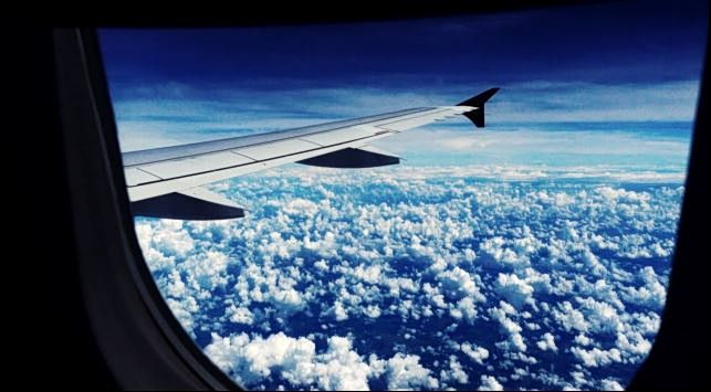 «Πέταξαν» οι τιμές στα αεροπορικά εισιτήρια