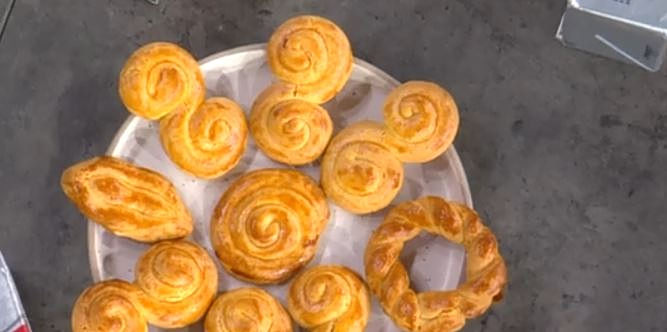 Η Αργυρώ Μπαρμπαρίγου μας ετοιμάζει πασχαλινά κουλουράκια