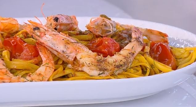 Ο Δημήτρης Σκαρμούτσος μάς ετοιμάζει γαριδομακαρονάδα με ούζο & μάραθο