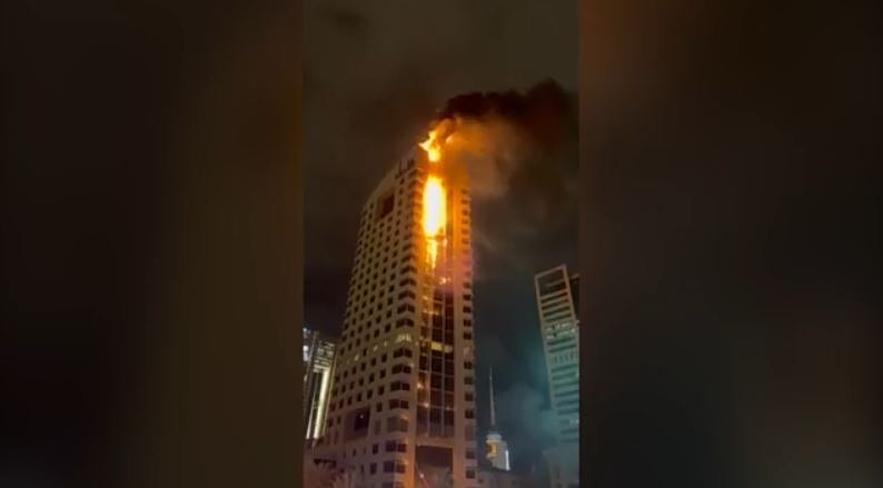 Κουβέιτ: Κυβερνητικός πύργος τυλίχτηκε στις φλόγες από συντρίμμια αναχαίτισης ιρανικών πυραύλων