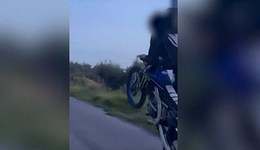 Αίγινα: Χειροπέδες σε 30χρονο που έκανε live σούζες με μηχανή & χωρίς δίπλωμα