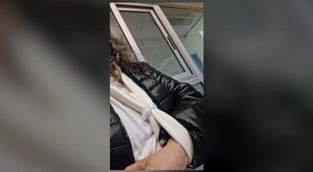 Θεσσαλονίκη: Επίθεση αδέσποτων σκύλων σε γυναίκα & την κόρη της – Ανέβηκαν σε αυτοκίνητο για να σωθούν