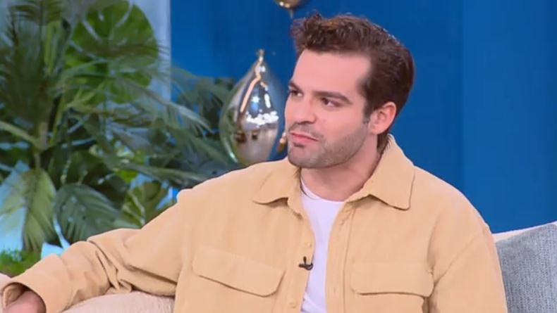 Γιάννης Τσουμαράκης: «Αγαπώ τον ρόλο μου στο “Έχω παιδιά” αν και δεν είμαστε κοντά ιδιοσυγκρασιακά»