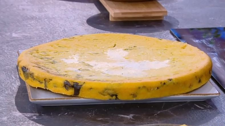 Ο Δημήτρης Σκαρμούτσος μάς ετοιμάζει χορτόπιτα χωρίς φύλλο