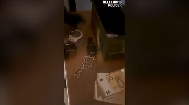 Λάρισα: Εξαπατούσαν επιχειρηματίες πουλώντας ανύπαρκτες χρυσές λίρες – Πάνω από 1,5 εκατ. η λεία της συμμορίας