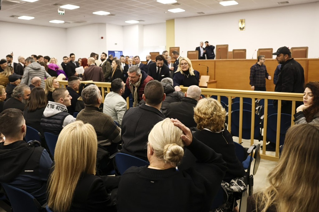 Τέμπη: Οργή για την πρεμιέρα παρωδία – Ασφυξία στην αίθουσα και τα τεχνικά προβλήματα