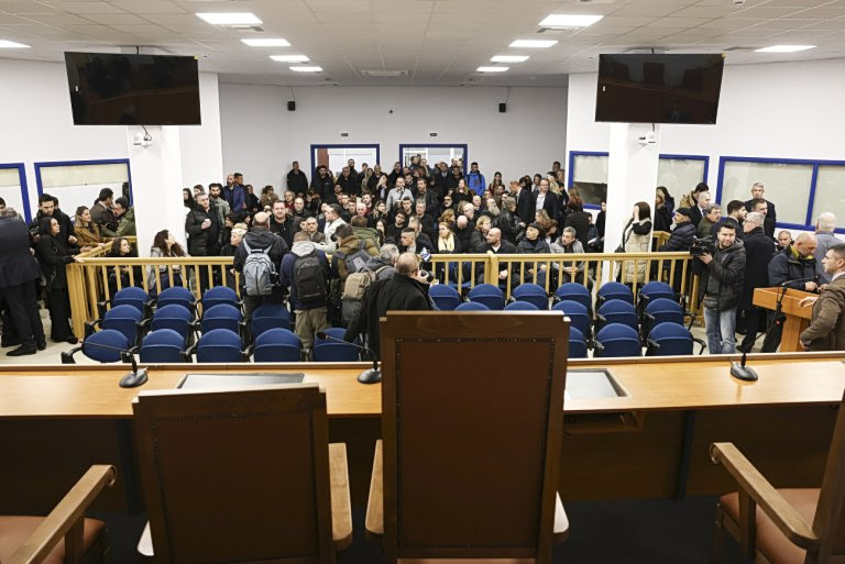 Δίκη για τα Τέμπη: Οργή για την πρεμιέρα παρωδία – Η ασφυξία στην αίθουσα και τα τεχνικά προβλήματα