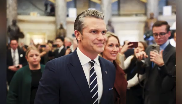 Πιτ Χέγκσεθ: Ποιος είναι ο υπουργός Άμυνας των ΗΠΑ – Από το Fox News στο Πεντάγωνο