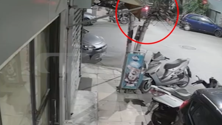 Αμπελόκηποι: Μεθυσμένη οδηγός τράκαρε σε 14 σταθμευμένα αυτοκίνητα στην προσπάθειά της να παρκάρει