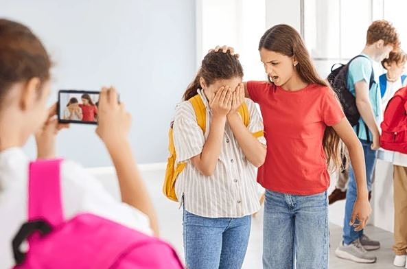 Καταγγελία για σκληρό bullying σε 11χρονη από συμμαθήτριές της – «Μαμά, με ανάγκασαν να κάτσω στα γόνατα και να ζητάω συγγνώμη»