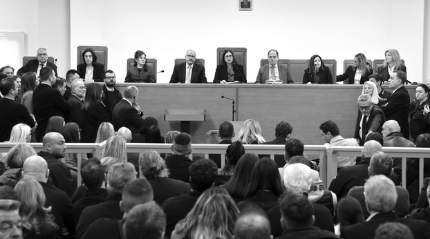 Πρεμιέρα «παρωδία» της δίκης για την τραγωδία των Τεμπών – Tο φιάσκο της ακατάλληλης αίθουσας