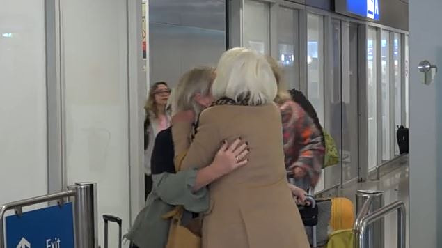 Χαμόγελα ανακούφισης στο «Ελ. Βενιζέλος» για όσους επιστρέφουν από τη Μέση Ανατολή