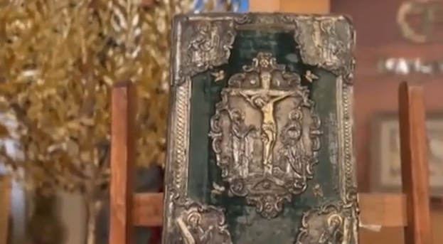 Συνελήφθη πασίγνωστος γκαλερίστας – Διαφήμιζε στα social ότι πουλάει Ευαγγέλιο του 18ου αιώνα