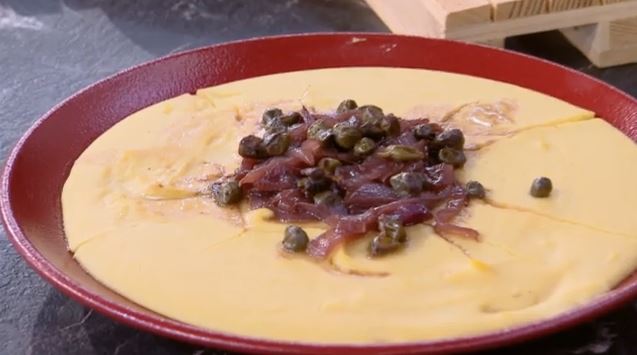 Ο Δημήτρης Σκαρμούτσος μάς ετοιμάζει φάβα με καραμελωμένα κρεμμύδια