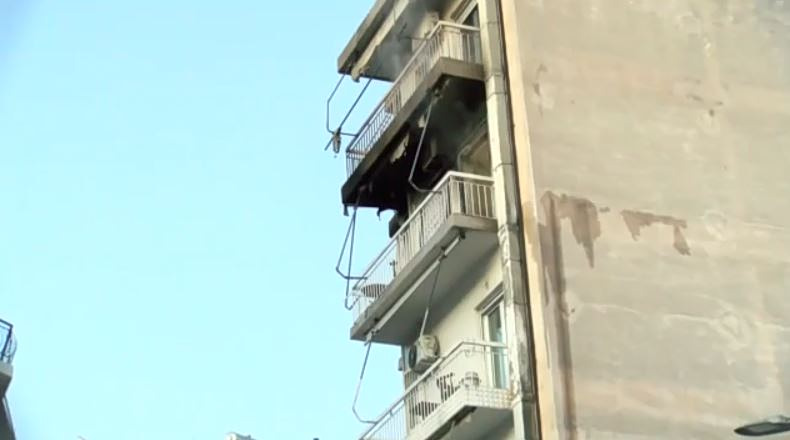 Ταύρος: Φωτιά σε διαμέρισμα 4ου ορόφου – Απεγκλωβίστηκε 50χρονος χωρίς τις αισθήσεις του