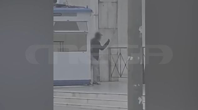 Θρίλερ με τον 48χρονο Σουδανό έξω από τη ΓΑΔΑ – «Δεν έχω ιδέα πού βρήκε τις χειροβομβίδες» λέει η σύζυγός του στο MEGA