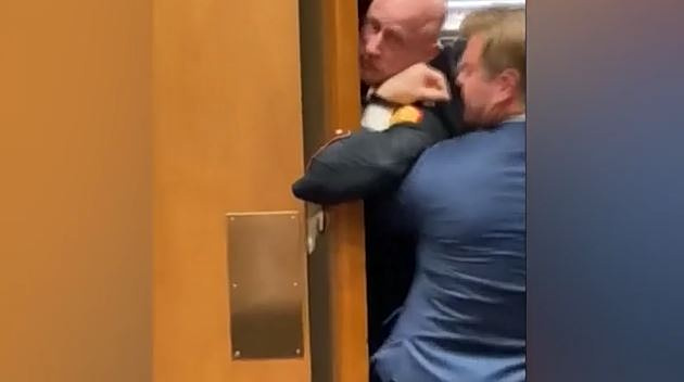 ΗΠΑ: Η στιγμή που βετεράνος πεζοναύτης διαμαρτύρεται στη Γερουσία για τον πόλεμο στο Ιράν