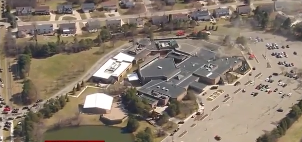 ΗΠΑ: Ένοπλος εισέβαλε με αυτοκίνητο σε συναγωγή στο Μίσιγκαν και άρχισε να πυροβολεί