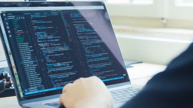 Στρατιές από τρολ στην υπηρεσία του Μαξίμου – Αποκάλυψη από την εφημερίδα «Δημοκρατία»