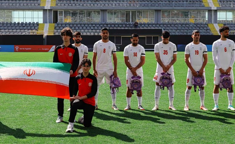 Με σχολικές τσάντες στα χέρια οι Ιρανοί πριν το φιλικό με τη Νιγηρία