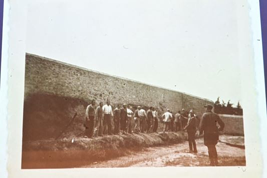 Παρουσιάστηκαν από το υπουργείο Πολιτισμού οι φωτογραφίες της εκτέλεσης των 200 στην Καισαριανή