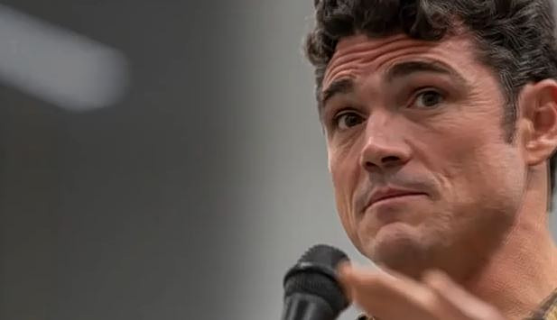 Ο άνθρωπος που τόλμησε να πει «όχι» στον Τραμπ – «Ήταν αδύναμος» λέει ο πρόεδρος των ΗΠΑ για τον Κεντ