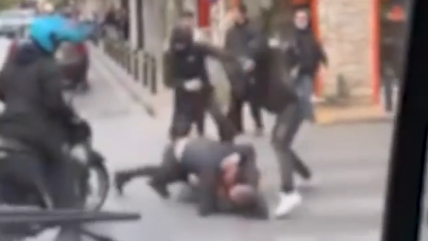 Κυψέλη: Βίντεο ντοκουμέντο από την άγρια συμπλοκή ανηλίκων στη μέση του δρόμου