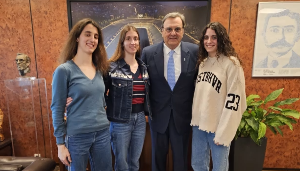 Καλλιτεχνική κολύμβηση: Έφτασαν στην Ελλάδα οι τρίδυμες αδελφές Αλεξανδρή – Θερμή υποδοχή στην ΕΟΕ