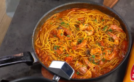 Η Αργυρώ Μπαρμπαρίγου μας ετοιμάζει γαριδομακαρονάδα