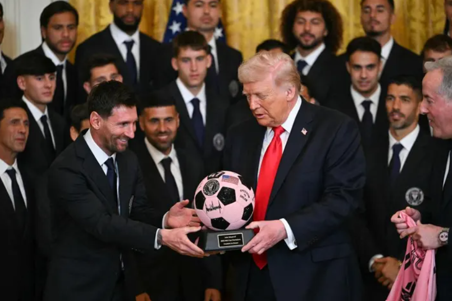 Σάλος με τον Μέσι: Χειροκρότησε τον Τραμπ μετά την ομιλία του για τους βομβαρδισμούς στο Ιράν