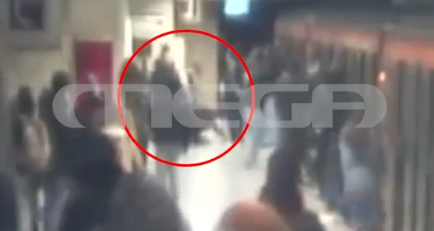 Βίντεο ντοκουμέντο MEGA: Συμμορία επιτέθηκε σε 20χρονο στο μετρό για να του αρπάξει την αλυσίδα