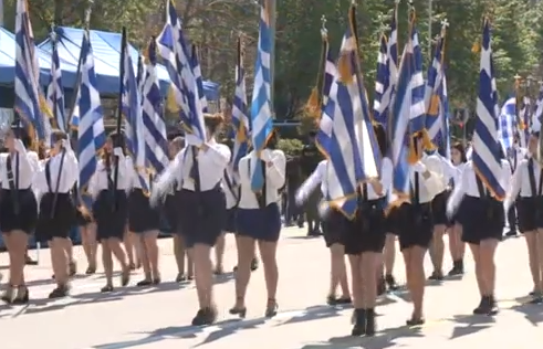 Συγκίνηση και περηφάνια στις μαθητικές παρελάσεις σε κάθε γωνιά της Ελλάδας