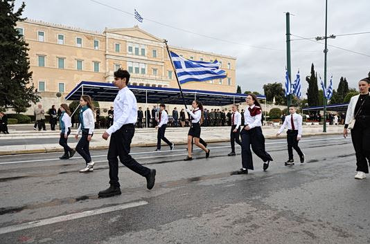 Με ευλάβεια η παρέλαση για την 25η Μαρτίου στην Αθήνα