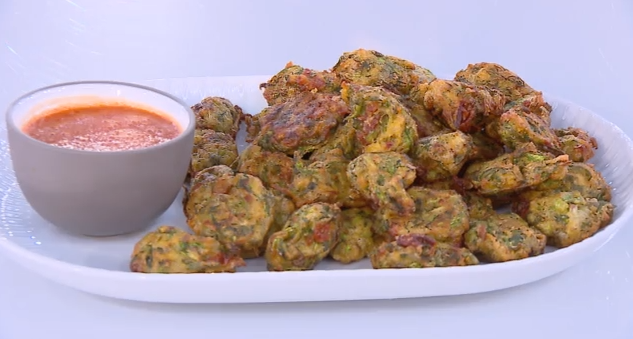 Ο Δημήτρης Σκαρμούτσος μάς ετοιμάζει νηστίσιμους κολοκυθοκεφτέδες