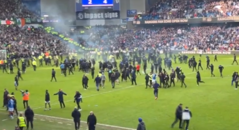 Σκωτία: Εισβολή οπαδών και άγρια επεισόδια μετά το τέλος του Ρέιντζερς-Σέλτικ