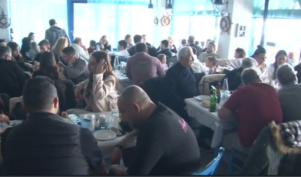 Γέμισαν κόσμο οι ψαροταβέρνες για τον παραδοσιακό μπακαλιάρο – Στα ύψη οι τιμές