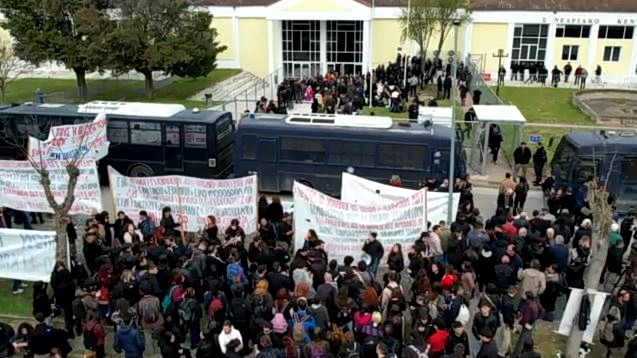 Με ένταση ξεκίνησε η δίκη για το σιδηροδρομικό δυστύχημα των Τεμπών