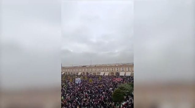 Χιλιάδες Ιρανοί στους δρόμους της Τεχεράνης – Άφαντος ο Μοτζταμπά Χαμενεΐ