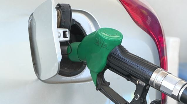 «Γκάζι» στις τιμές των καυσίμων βάζει ο πόλεμος στη Μέση Ανατολή – Ποιες χώρες έβαλαν πλαφόν στην τιμή του πετρελαίου