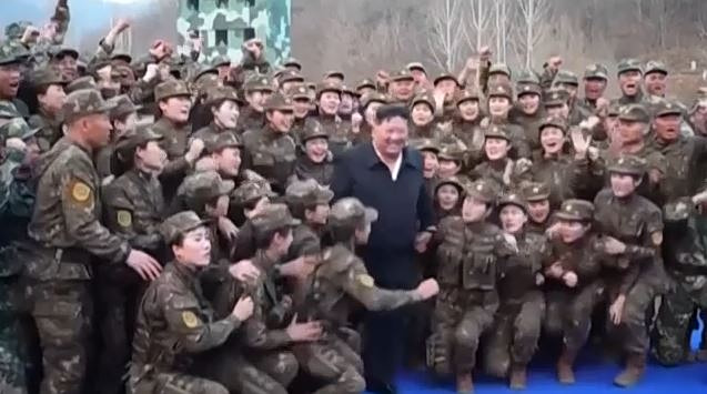 Βόρεια Κορέα: Επίδειξη πολεμικών τεχνών & ασκήσεις αντοχής παρακολούθησε ο Κιμ Γιονγκ Ουν