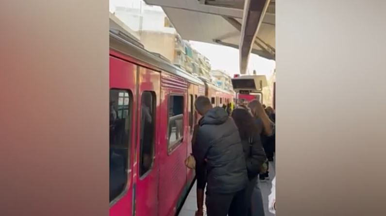 Πανικός στον σταθμό του ΗΣΑΠ στον Άγιο Νικόλαο – Ακινητοποιήθηκε συρμός μετά από έντονη μυρωδιά και καπνό