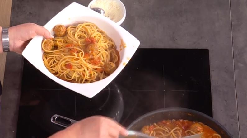 Η Αργυρώ Μπαρμπαρίγου μας ετοιμάζει μακαρόνια με κοκκινιστά κεφτεδάκια