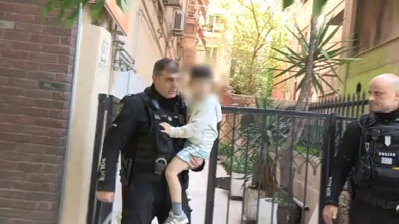 Θεσσαλονίκη: 5χρονος βγήκε στο μπαλκόνι και πετούσε αντικείμενα από τον 6ο όροφο – Επενέβη η αστυνομία