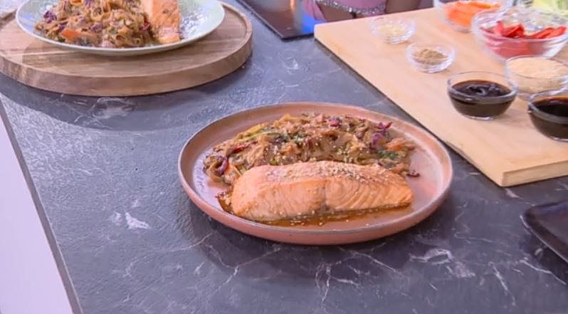 Ο Δημήτρης Σκαρμούτσος μάς ετοιμάζει σολομό με noodles