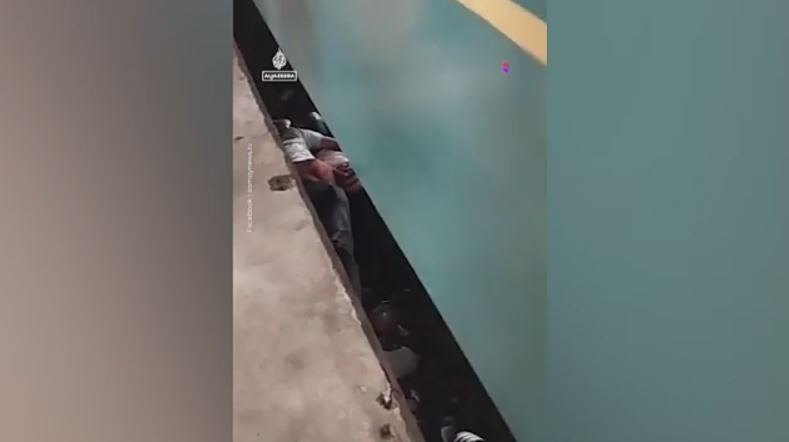 Μπαγκλαντές: Βρέφος πέφτει στις ράγες και ο πατέρας του το καλύπτει ενώ περνάει το τρένο – Βίντεο σοκ