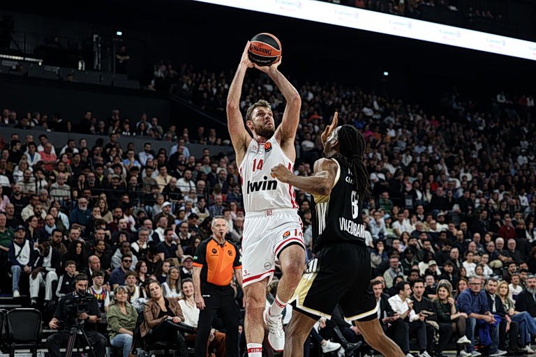 Euroleague: Ο Ολυμπιακός έφυγε με τη νίκη από τη Λιόν και πάτησε κορυφή